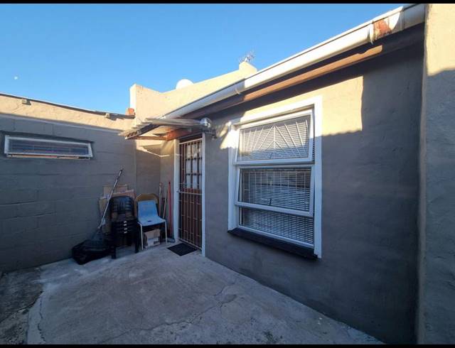 1 BEDROOM PROPERTY TO RENT IN MALIBU VILLAGE